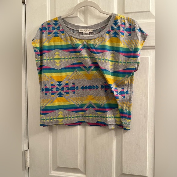 Size small fun bright geometric print gray crop top shirt - Picture 2 of 4
